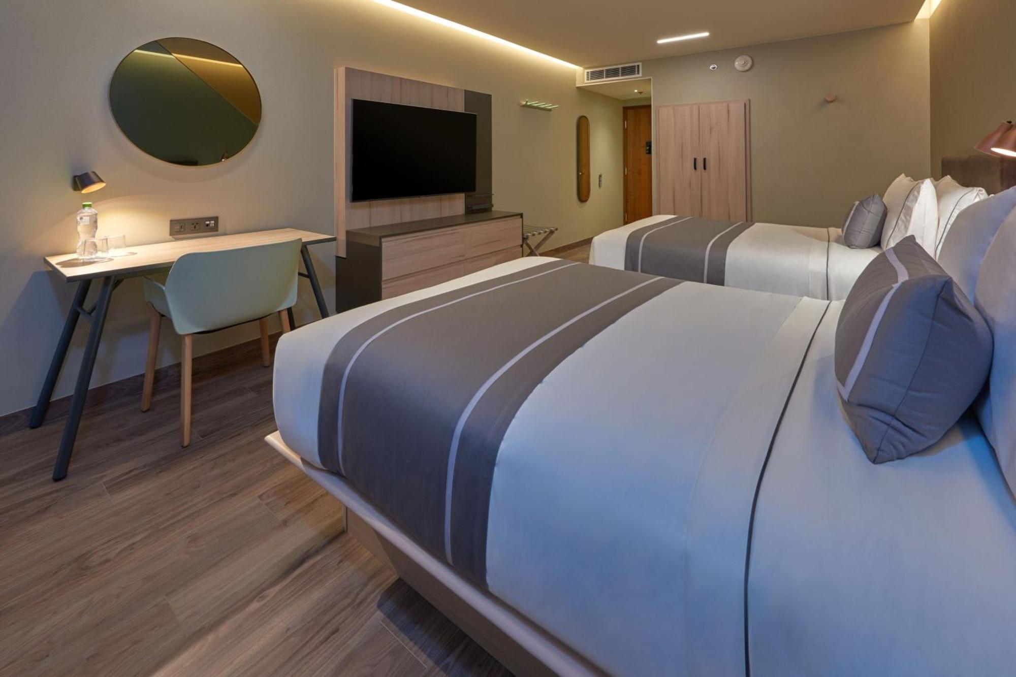 City Express Plus By Marriott Guadalajara Providencia Esterno foto