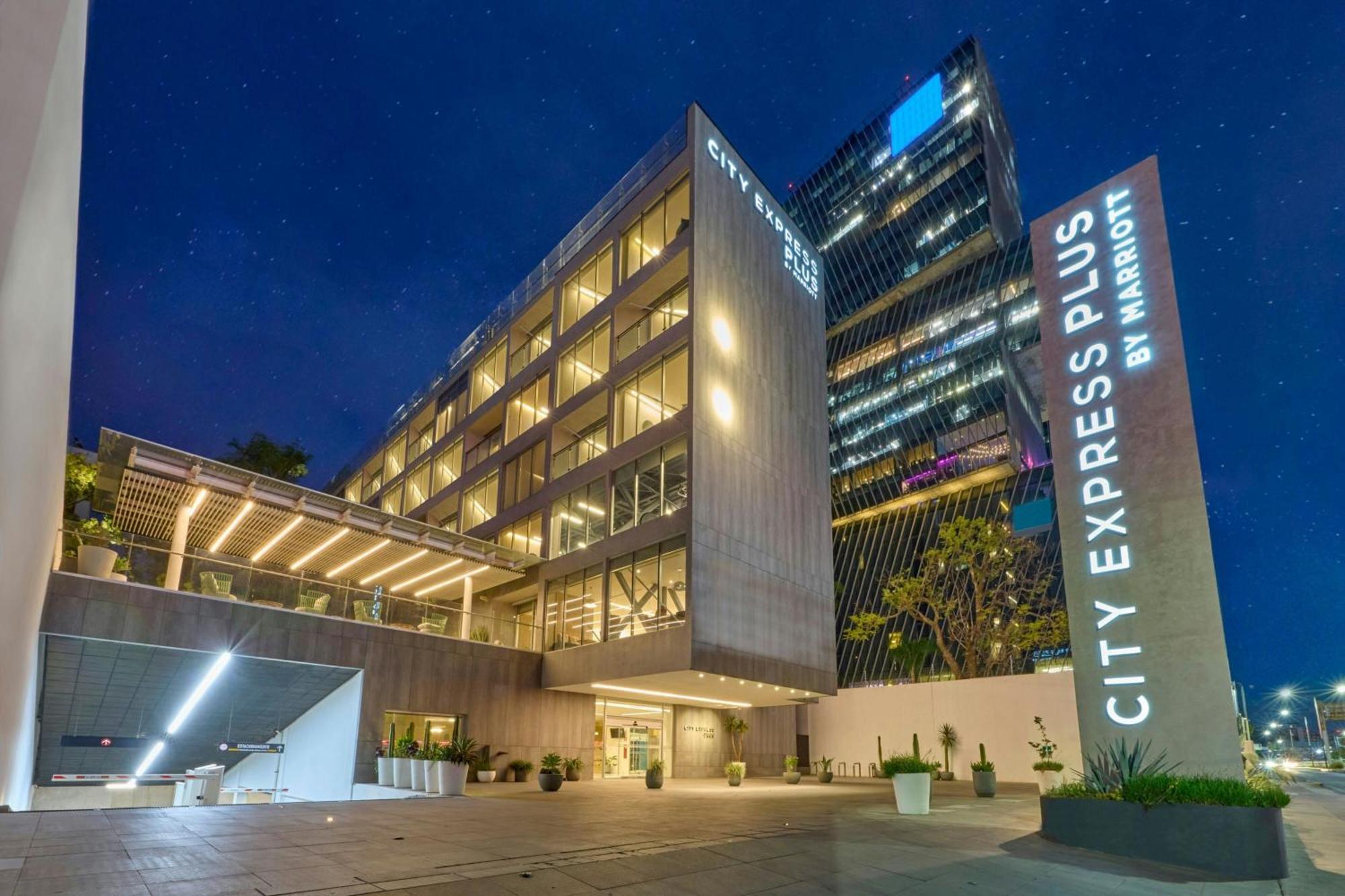 City Express Plus By Marriott Guadalajara Providencia Esterno foto